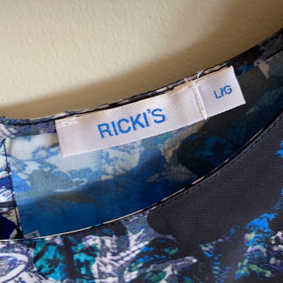 2/$24 Flowered short sleeved blouse - Picture 2 of 7